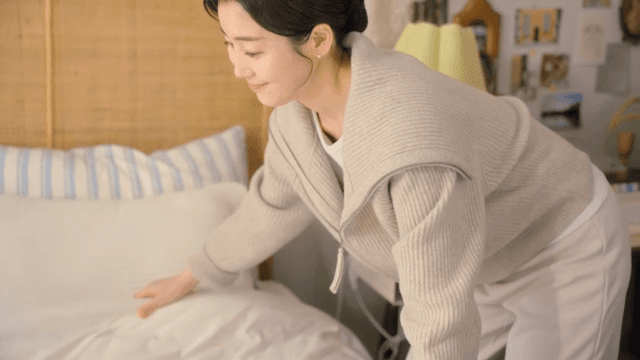 아늑한 침실을 정리하는 여성