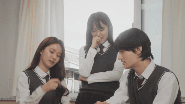 조별과제를 논의하는 학생들