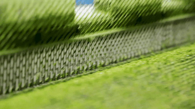 기계에서 만들어지는 녹색 인조잔디