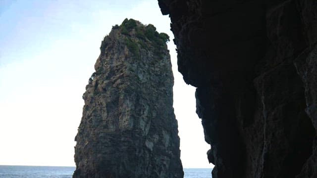 잔잔한 물 위로 솟은 웅장한 해안 절벽