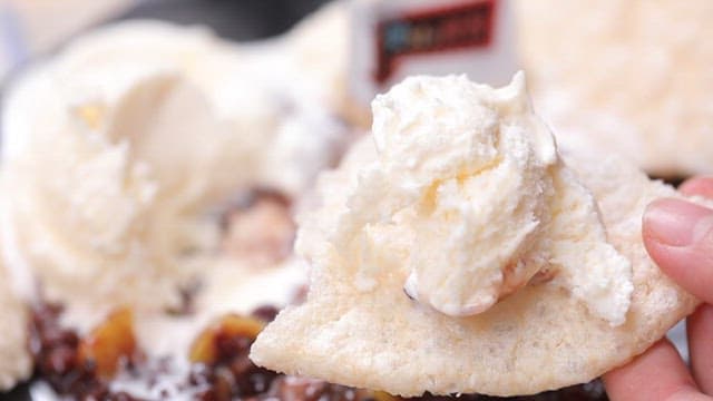 아이스크림과 밤팥소스가 올라간 바삭한 뻥튀기