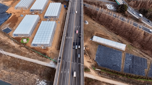 여러 차선과 차량이 있는 번잡한 고속도로