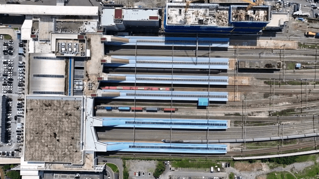 분주한 기차역의 항공 뷰