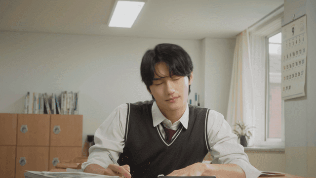 교실에서 공부하다 하품하는 학생