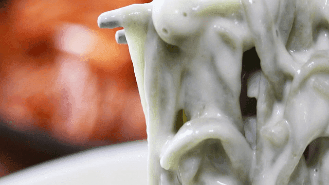 들어 올려지는 녹색 면의 콩국수