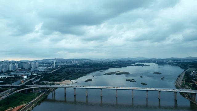 강과 다리가 있는 도시 스카이라인