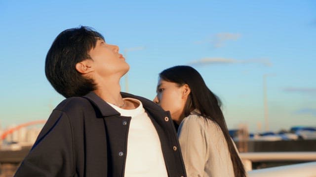 야외에서 일몰을 즐기는 커플