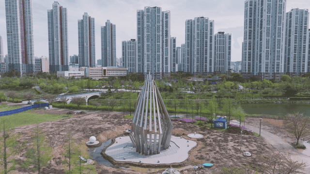 현대 도시의 높은 건물 사이 호수 공원