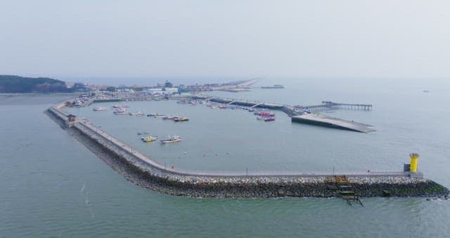 보트와 부두가 있는 해안 항구