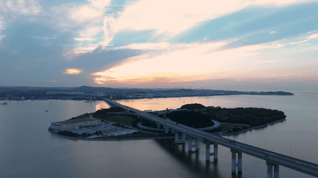 해안 다리 위로 평화로운 일몰