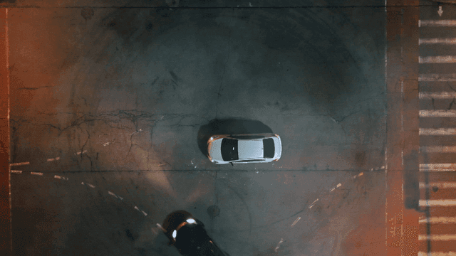 빈 교차로에서 드리프트하는 자동차