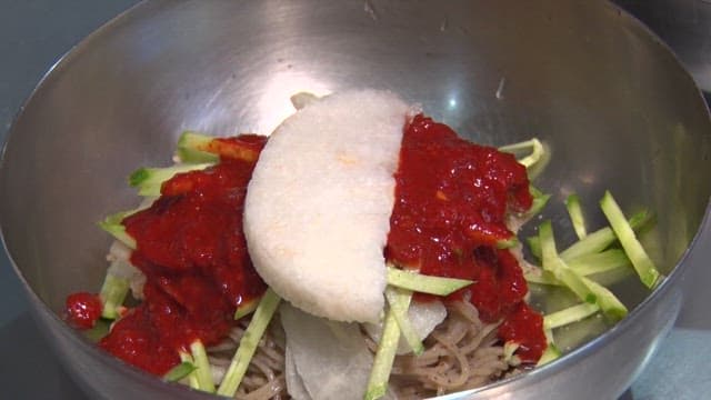 비빔냉면을 만드는 과정