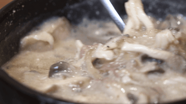 Mushroom perilla seed soup stirred in pot
