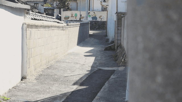 벽화가 있는 조용한 마을 골목