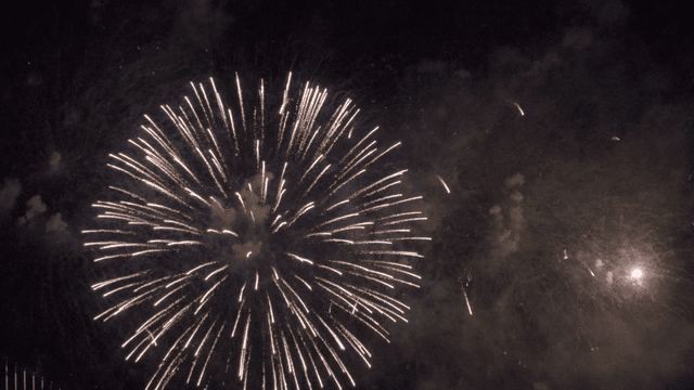 밤하늘을 밝히는 대규모 불꽃놀이