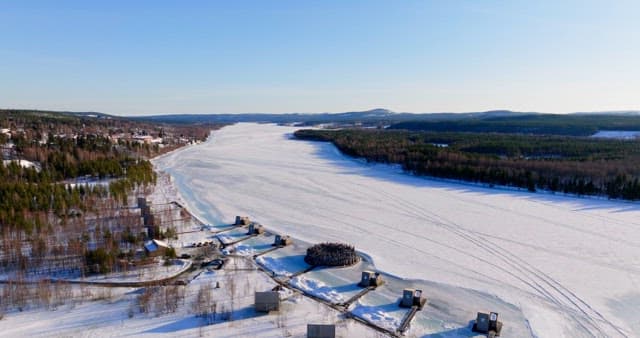 주변 숲이 있는 얼어붙은 강