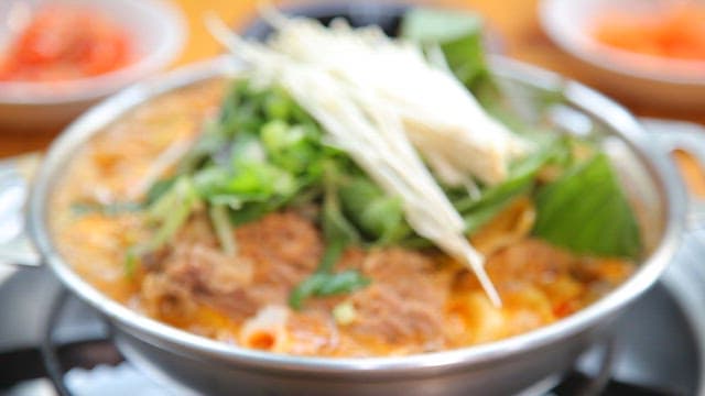 금속 냄비에서 끓고 있는 감자탕