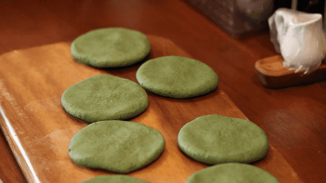 Green mugwort rice cake on wooden board