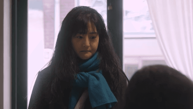 무언가를 기다리는 여성