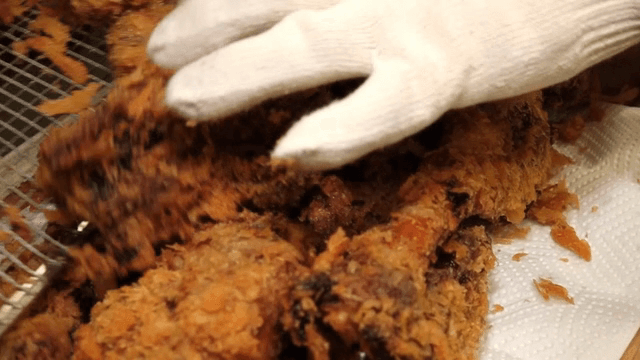 정성스럽게 준비되는 튀김 족발