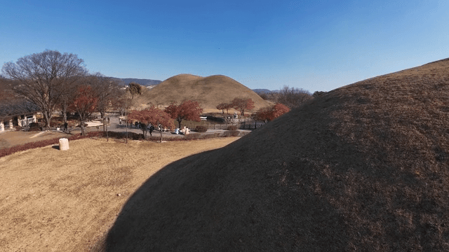 경치 좋은 공원의 고대 무덤