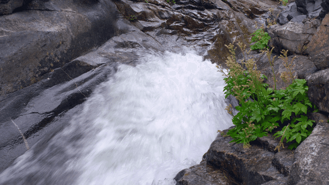 바위를 흐르는 작은 폭포