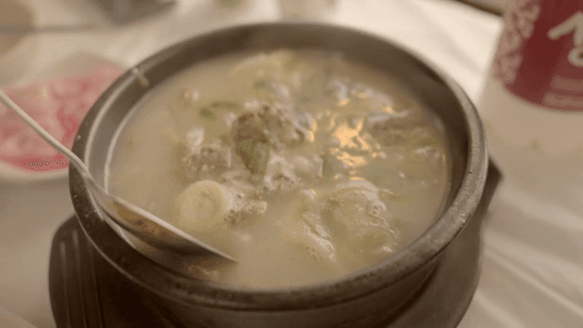 김이 모락모락 나는 뜨거운 순댓국