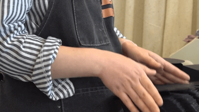 검은색 종이 상자를 조립하는 손