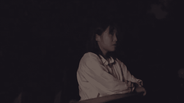 분노에 찬 표정의 여성