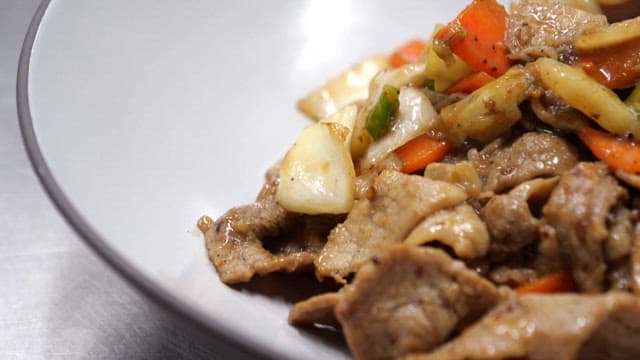 흰 그릇에 담긴 먹음직스러운 돼지 불고기