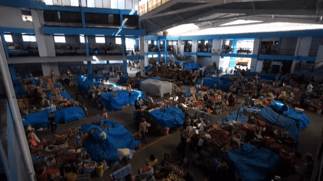 다양한 가판대가 있는 실내 시장