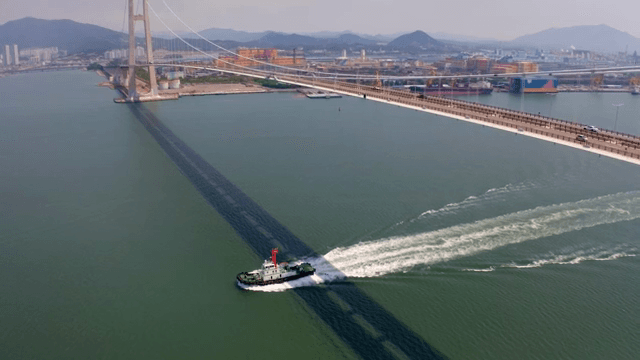 큰 다리 아래를 지나가는 배