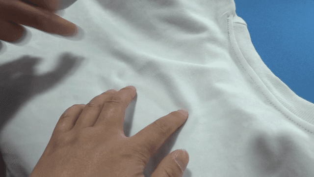 흰색 천을 검사하는 손