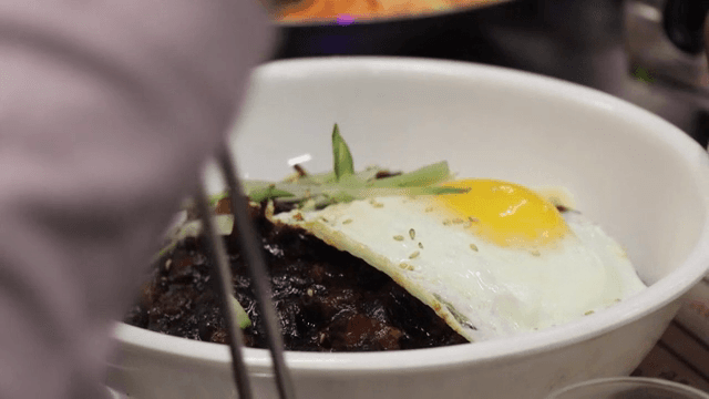 테이블에 서빙된 짜장면과 스파게티