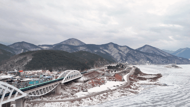 겨울에 눈 덮인 다리를 건너는 기차