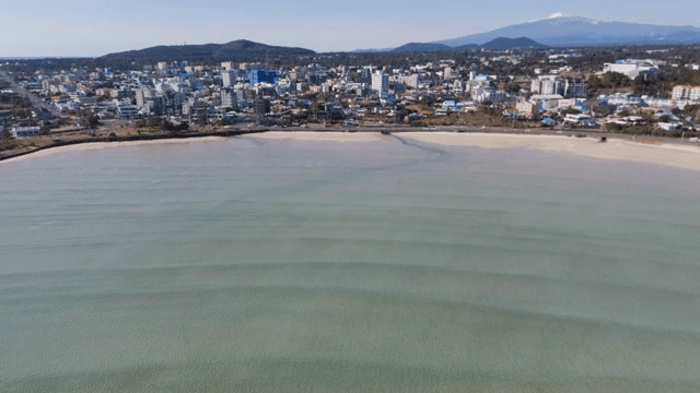 맑은 물과 건물이 있는 해안 도시