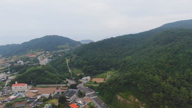 산과 도로의 경치