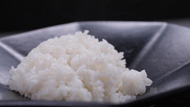 밥 위에 올려진 매운 돼지볶음