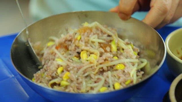 숟가락으로 섞는 콩나물밥