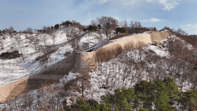 흰눈이 덮인 산속 성곽