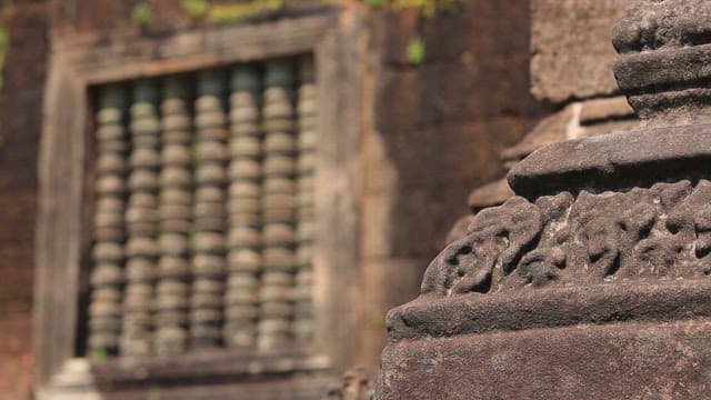 고대 석조 조각과 창문