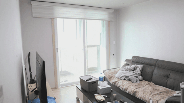 소파와 테이블이 있는 아늑한 거실