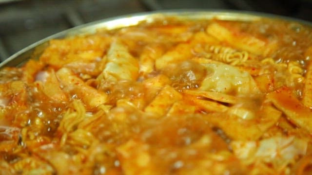 냄비에서 끓고 있는 매운 라볶이