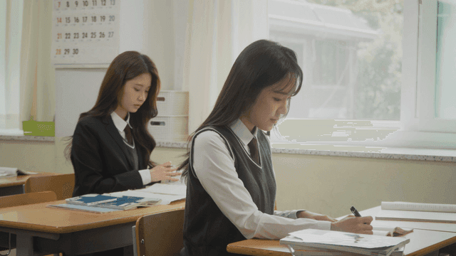 밝은 교실에서 공부하는 학생들