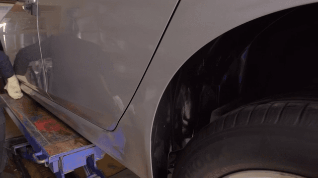 작업장에서 광택 작업이 되는 자동차