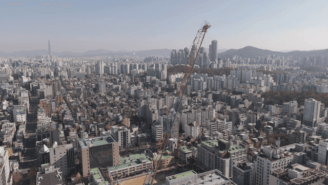 크레인이 있는 번화한 도시 풍경