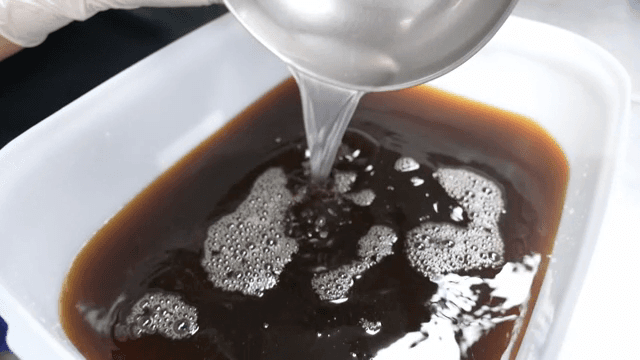 큰 용기에 재료를 섞는 모습