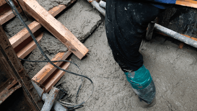 건설 현장에서 고무 부츠를 신은 작업자