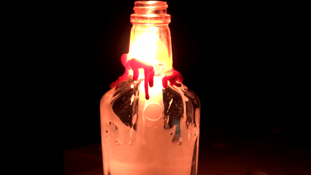 유리병 안에서 타오르는 촛불