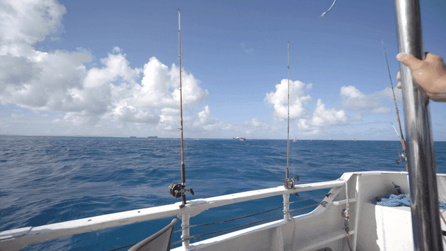 바다 위 배에 있는 낚싯대